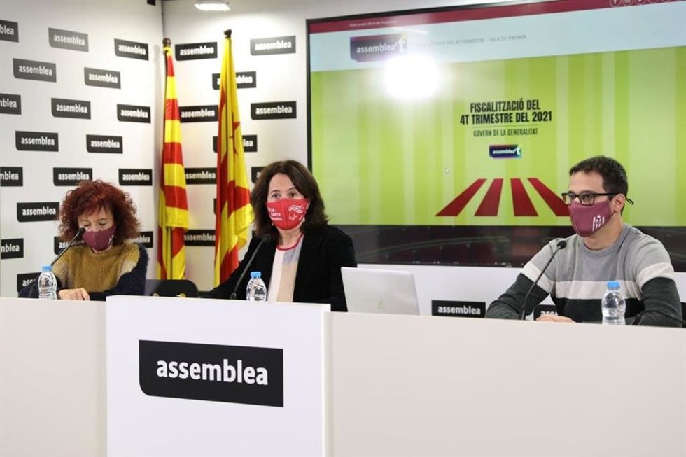 La presidenta de la ANC, Elisenda Paluzie, con el coordinador de la comisión de Estrategia y Discurso, Arnau Padró, y la secretaria nacional Assumpta Vilajosana