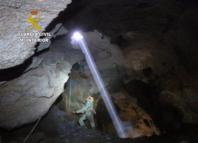Archivo - Imagen de archivo del rescate de los dos espeleólogos en la Cueva de Valporquero.
