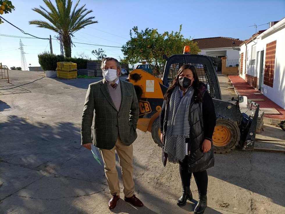 El delegado territorial de Regeneración, Justicia y Administración Local en Huelva, Alfredo Martín, junto a la alcaldesa de El Granado, Mónica Serrano.