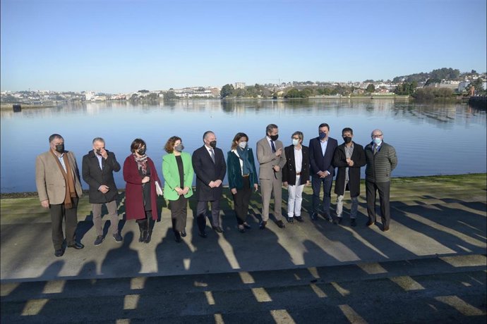 La ministra para la Transición Ecológica, Teresa Ribera, visita la ría de O Burgo, junto a otras autoridades, con motivo del próximo inicio de las obras de dragado