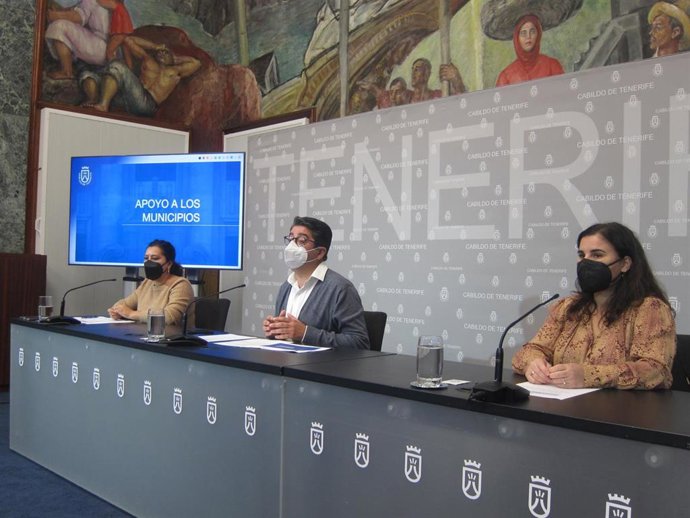 La consejera de Desarrollo Económico del Cabildo de Tenerife, Carmen Luz Baso, el presidente, Pedro Martín, y la presidenta de la Fecam, Mari Brito, en la presentación del segundo plan de empleo