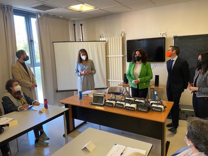 La consejera de Igualdad, Políticas Sociales y Conciliación, Rocío Ruiz, en su visita al Centro de Participación Activa Triana, en Sevilla