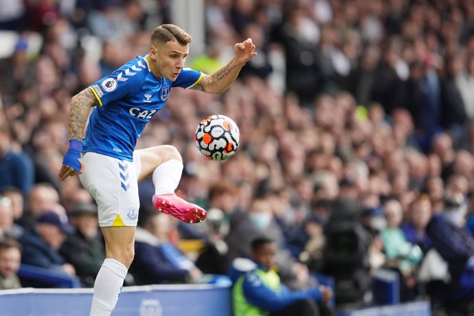 Archivo - Everton's Lucas Digne during the English championship Premier League football match between Everton and West Ham United on October 17, 2021 at Goodison Park in Liverpool, England - Photo Terry Donnelly / Colorsport / DPPI