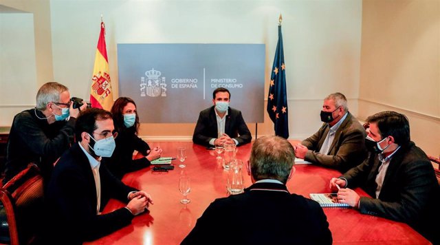 El ministro de Consumo, Alberto Garzón (c), y el secretario general de la UPA, Lorenzo Ramos (2d), se reúnen en el Ministerio de Consumo, a 13 de enero de 2022, en Madrid (España). Esta cita con los representantes de la Unión de Pequeños Agricultores y Ga