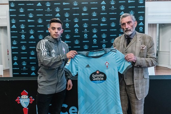 Fran Beltrán junto a Carlos Mouriño, presidente del Celta, tras firmar su renovación hasta 2026