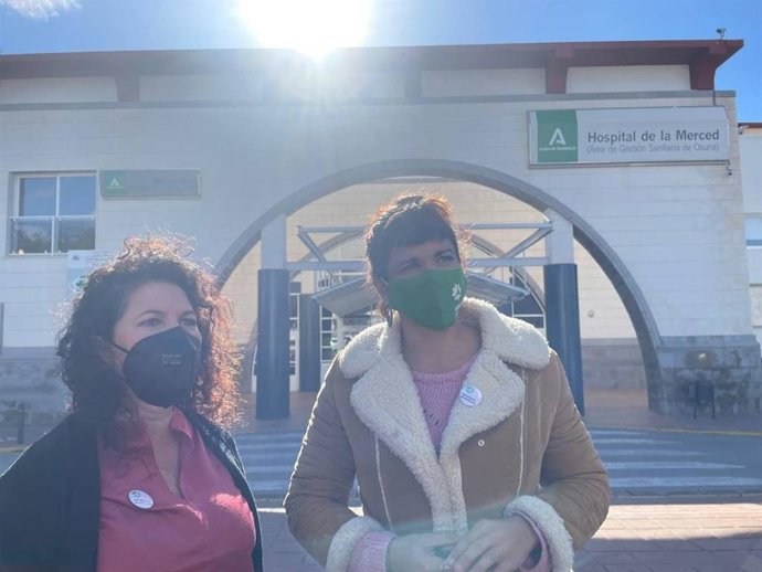 Las parlamentarias andaluzas Maribel Mora (i) y Teresa Rodríguez (d), ante el Hospital de Osuna (Sevilla).