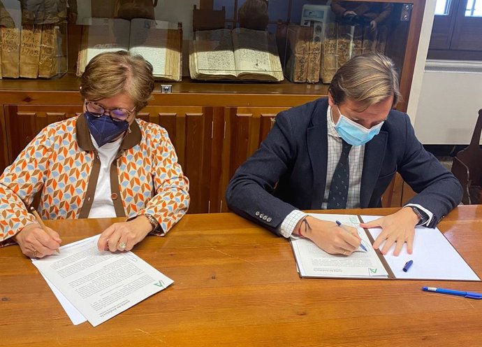 Dolores Sánchez y Antonio Repullo firman la cesión de la Junta al Ayuntamiento de Villanueva de Córdoba de las instalaciones del antiguo Cedefo