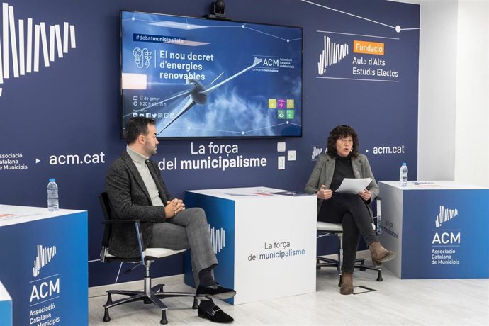 El presidente de la Associació Catalana de Municipis (ACM), Lluís Soler, y la  consellera de Acción Climática, Alimentación y Agenda Rural, Teresa Jord, durante el debate.