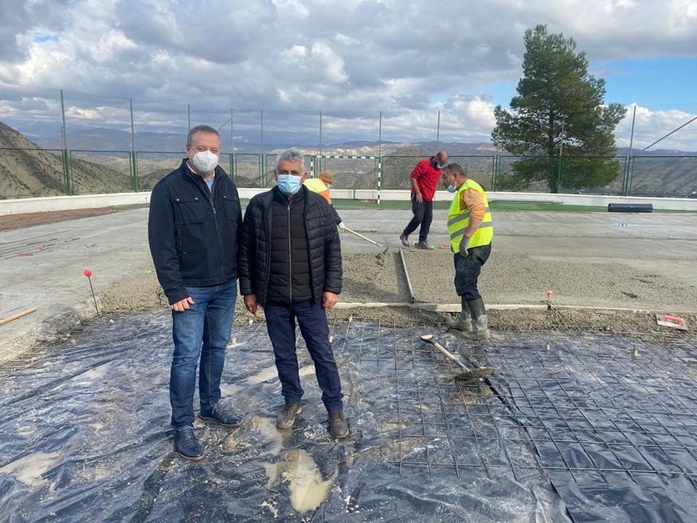 El delegado territorial de Administración Local junto al alcalde de Alicún visita obras del PFEA.
