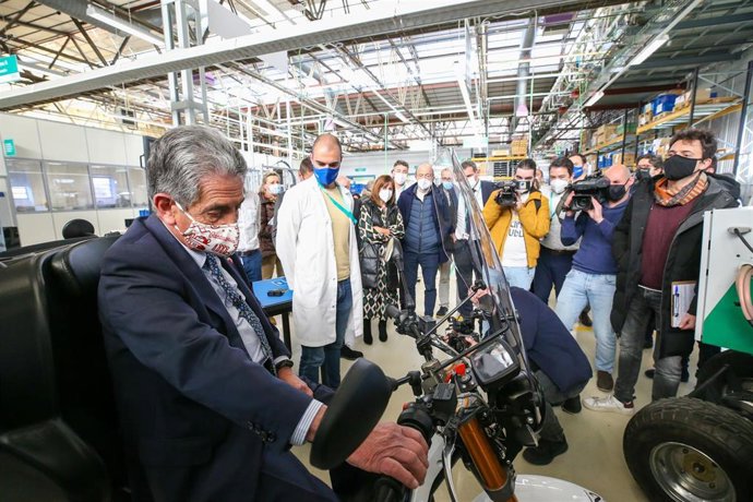 El presidente, Miguel Ángel Revilla, y los consejeros de Industria y Empleo, Javier López Marcano y Ana Belén Álvarez, visitan la fábrica de SEG Automotive en Treto