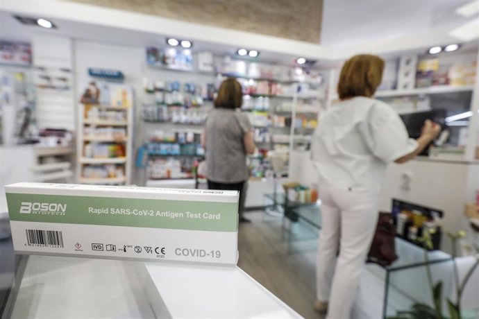 Archivo - Una caja con test de antígenos contra la COVID-19 en una farmacia.