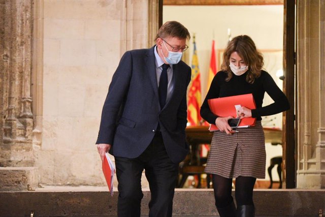 La ministra de Transportes, Movilidad y Agenda Urbana, Raquel Sánchez, y el presidente de la Generalitat valenciana, Ximo Puig,  a su llegada a una reunión en la sede del Gobierno autonómico de Valencia, a 12 de enero de 2022, en Valencia