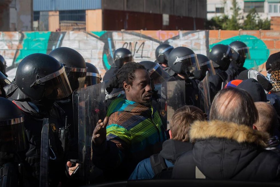Los Mossos desalojan una nave ocupada en la calle Progrés de Badalona (Barcelona) donde vivían 100 migrantes, el 13 de enero de 2022.