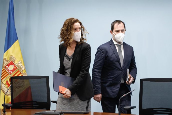 La ministra de Medi Ambient, Sílvia Calvó, i el director de l'Oficina de l'Energia i el Canvi Climtic, Carles Miquel