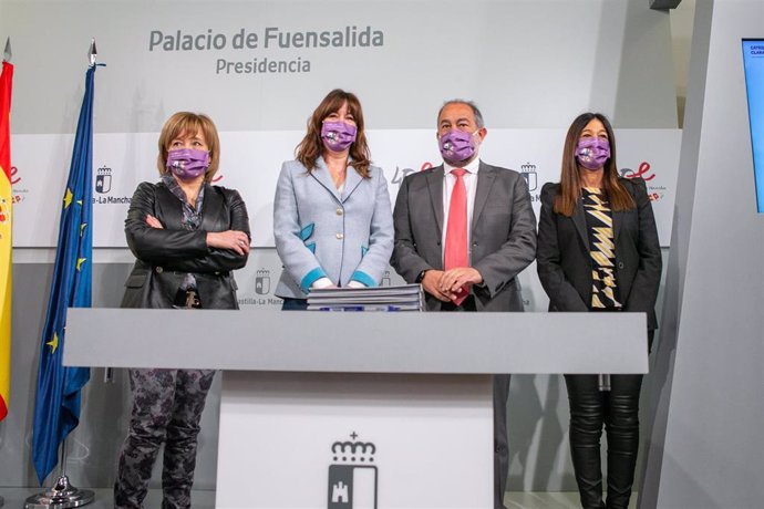 La consejera de Igualdad y portavoz del Gobierno regional, Blanca Fernández, y el rector de la Universidad de Castilla-La Mancha, Julián Garde,