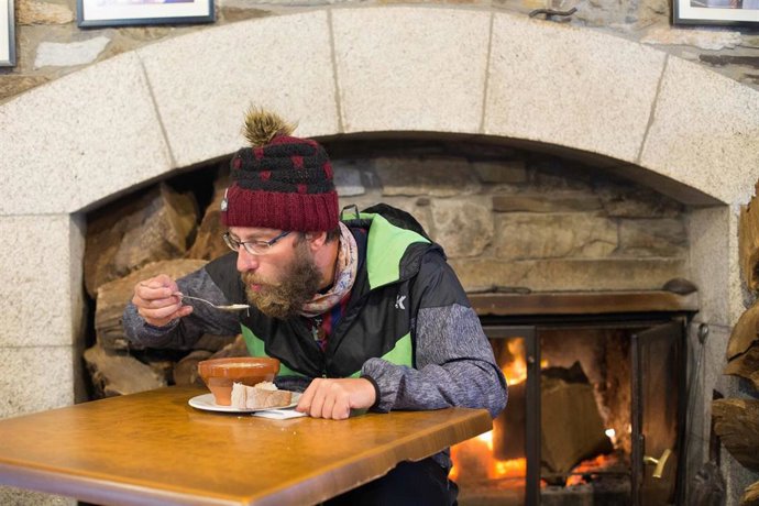 Archivo - Un peregrino alemán procedente de Nuremberg, bebe un plato decaldo frente al fuego en la aldea prerromana de O Cebreiro, Concello de Pedrafita do Cebreiro, Lugo, Galicia (España). A Montaña lucense ha registrado las primeras nevadas en las  zo