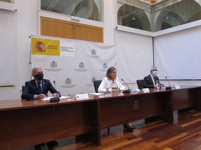 La delegada del Gobierno en Extremadura, con los subdelegados en Badajoz y Cáceres