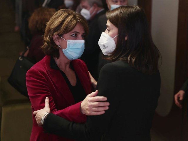 La Fiscal General del Estado, Dolores Delgado (i), conversa con la ministra de Justicia, Pilar Llop, en un desayuno Informativo de Europa Press, en el Auditorio El Beatriz Madrid, a 20 de diciembre de 2021, en Madrid, (España).