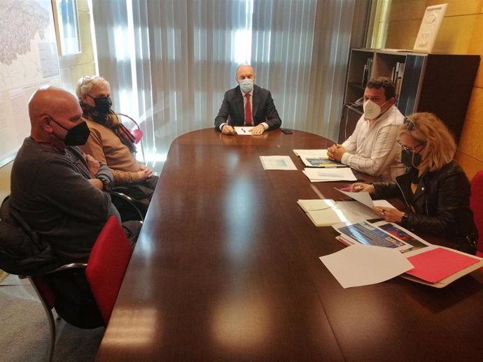 Reunión entre el vicepresidente y consejero de Medio Ambiente del Principado de Asturias, Juan Cofiño, y representantes de las cofradías de pescadores