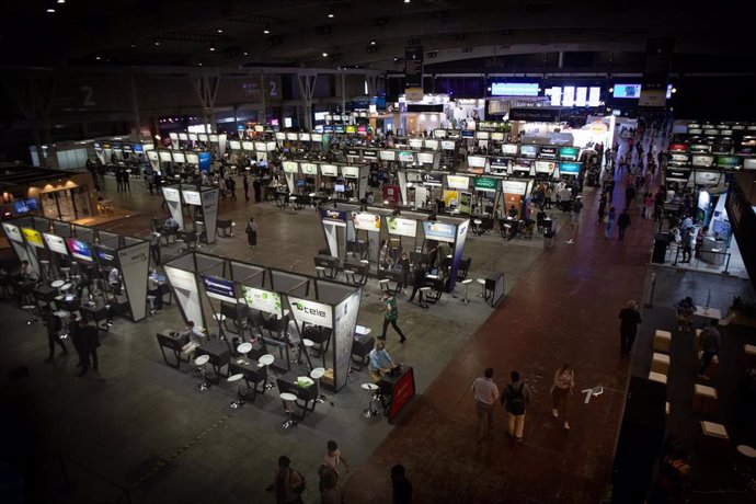 Archivo - Asistentes sentados en las instalaciones de la segunda jornada de la XIV edición del Mobile World Congress (MWC 2021) en el recinto Gran Via de Fira de Barcelona, a 29 de junio de 2021, en L'Hospitalet de Llobregat, Barcelona, Catalunya (Españ