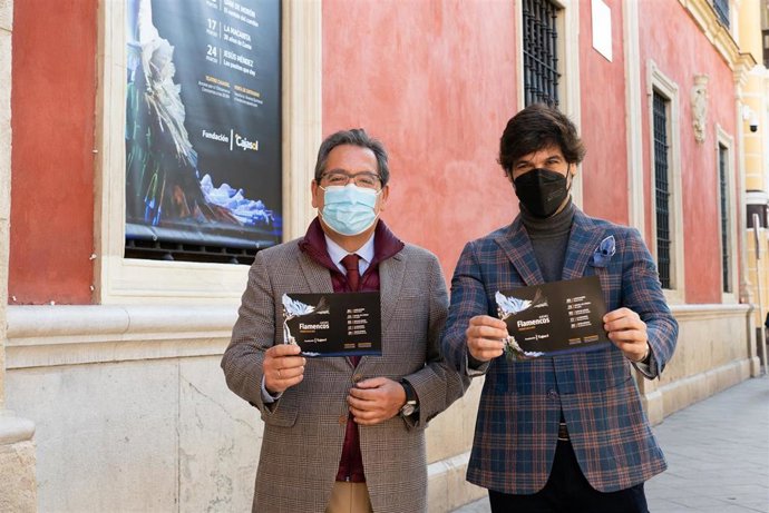 El presidente de la Fundación Cajasol, Antonio Pulido, y el artista y coordinador del ciclo, Manuel Lombo.