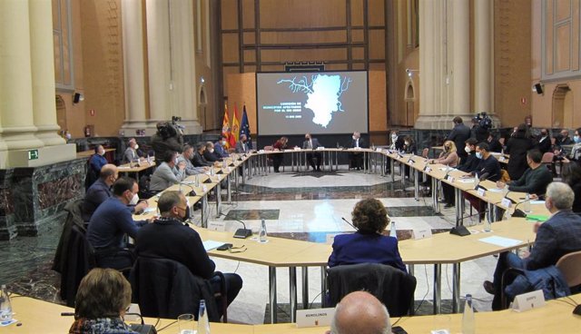 Reunión de diferentes administraciones, presidida por el presidente de Aragón, Javier Lambán, con los alcaldes de la ribera del Ebro.