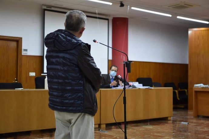 Exprofesor del Colegio San Agustín declara durante un juicio acusado por presuntos delitos sexuales ante su abogado, en la Sección VI Audiencia Provincial de Cádiz en Ceuta