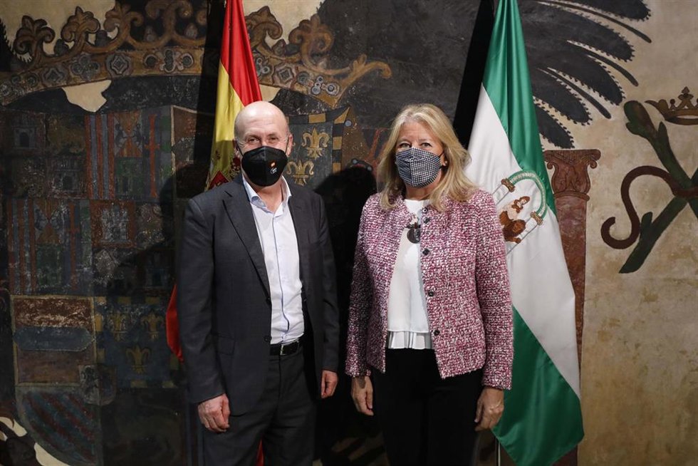La alcaldesa de Marbella (Málaga), Ángeles Muñoz, y el director general de la Real Federación Española de Tenis (RFET), Lorenzo Martínez