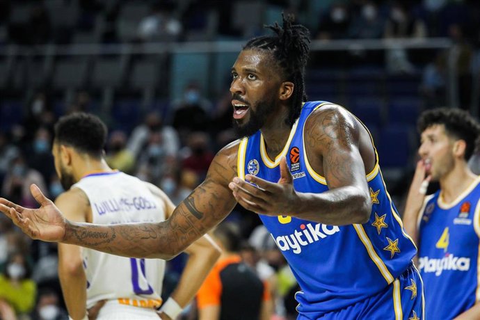 Archivo - Jalen Reynolds of Maccabi Tel Aviv protest during Turkish Airlines EuroLeague basketball match played between Real Madrid and Maccabi Tel Aviv at Wizink Center on December 2, 2021, in Madrid, Spain.