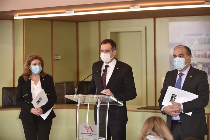 Archivo - Los diputados  Juan José Liarte (centro), María Isabel Campuzano y Francisco Carrera 