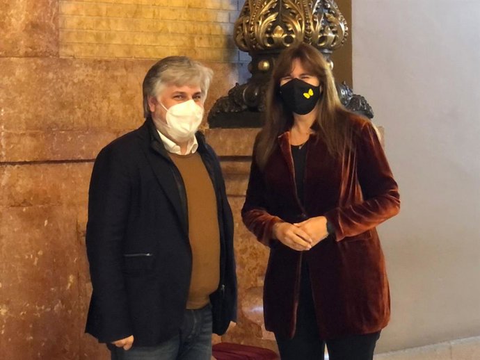 La presidenta del Parlament, Laura Borrs, amb el president de Junts al Parlament, Albert Batet, abans de la reunió 