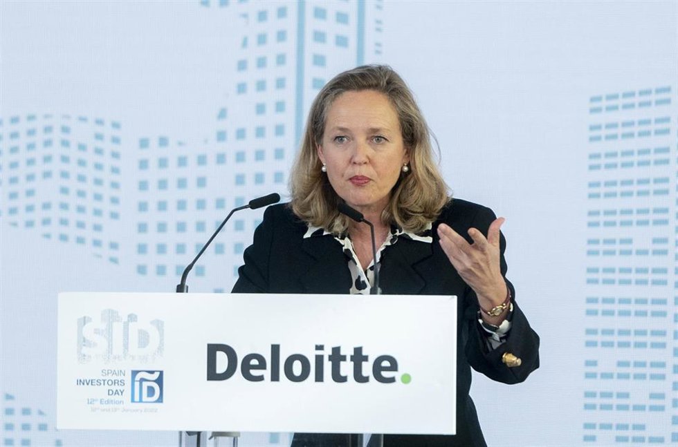 La vicepresidenta primera y ministra de Asuntos Económicos y Transformación Digital, Nadia Calviño, interviene en un almuerzo coloquio durante la segunda jornada de la XII edición de Spain Investors Day (SID), en el Hotel Ritz, a 13 de enero de 2022.