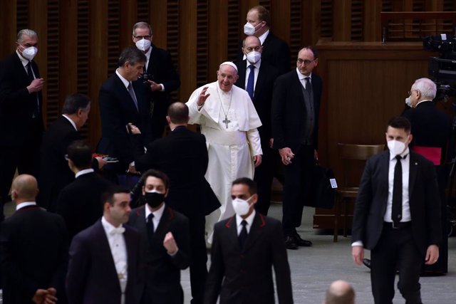 12 January 2022, Vatican, Vatican City: Pope Francis (C) arrives to attend his weekly General Audience in the Paul VI Audience Hall. Photo: Evandro Inetti/ZUMA Press Wire/dpa