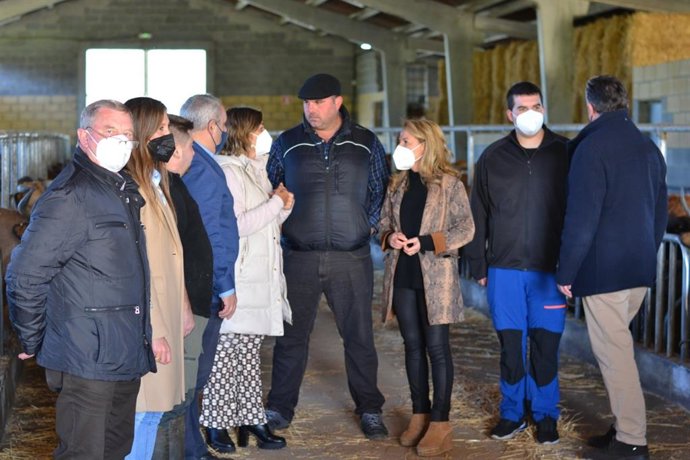 La presidenta del PP de Asturias, Teresa Mallada, visita ganaderías