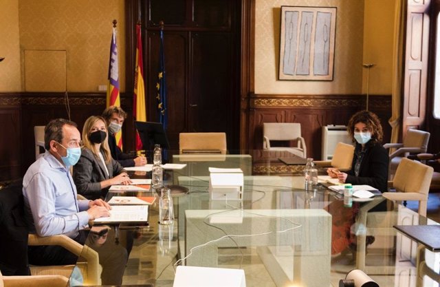 Reunión del Grupo Parlamentario Ciudadanos con la consellera de Hacienda y Relaciones Exteriores, Rosario Sánchez.