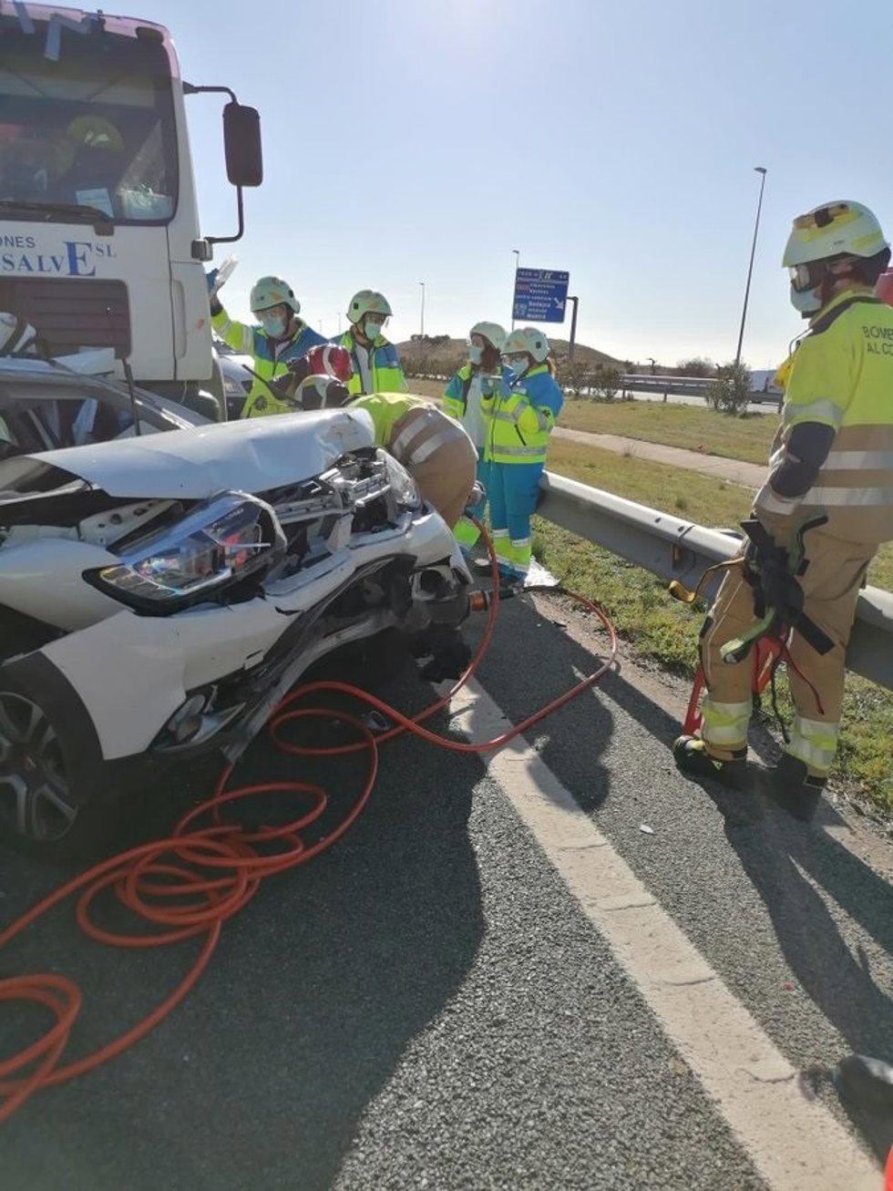 Tres heridos en un accidente entre un camión y tres coches en la M-50, en Alcorcón
