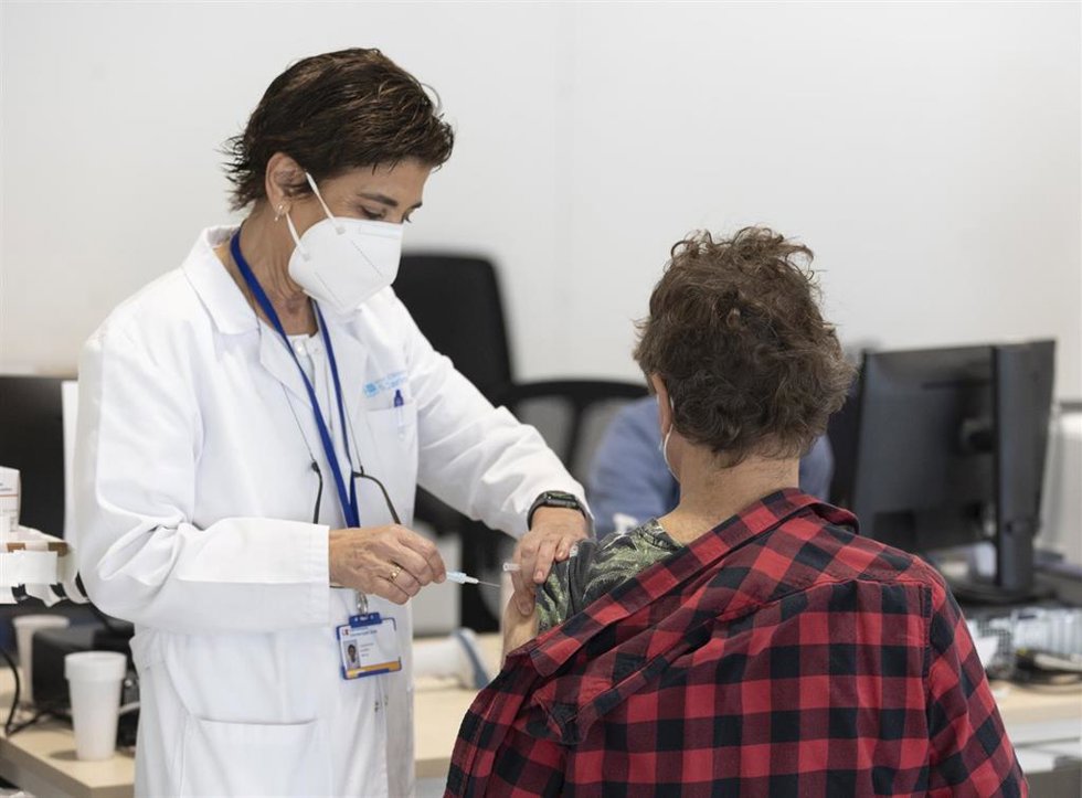 Una mujer recibe la tercera dosis de la vacuna contra el Covid-19, en el Hospital Enfermera Isabel Zendal, a 13 de enero de 2022, en Madrid, (España). Los madrileños de edades entre los 40 y los 44 años pueden recibir desde hoy la tercera dosis de la va