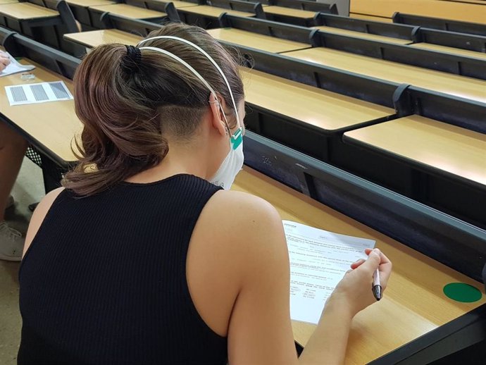Archivo - Una alumna durante un examen en la UIB.