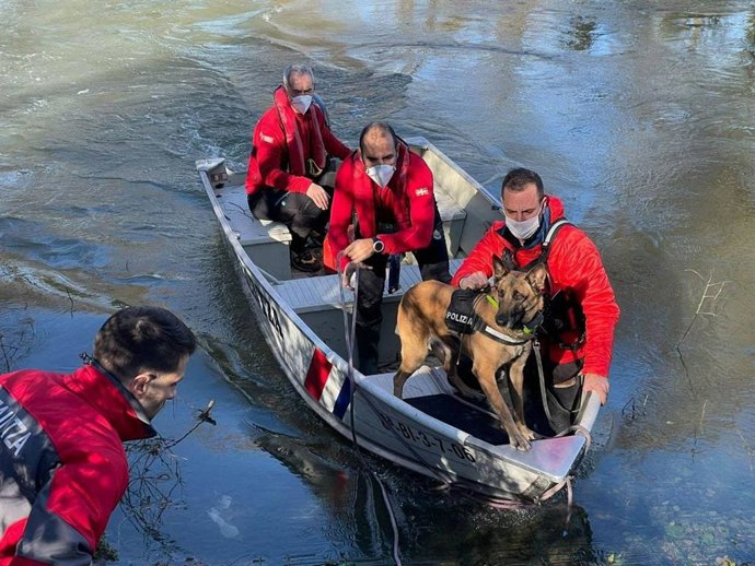 Labores de rastreo de la Ertzaintza en el río Zadorra