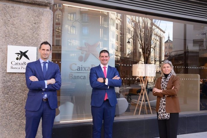 Iñaki Arratibel, Daniel Llorente y Belén Martín ante la nueva 'Store Premier' de CaixaBank en Valladolid.