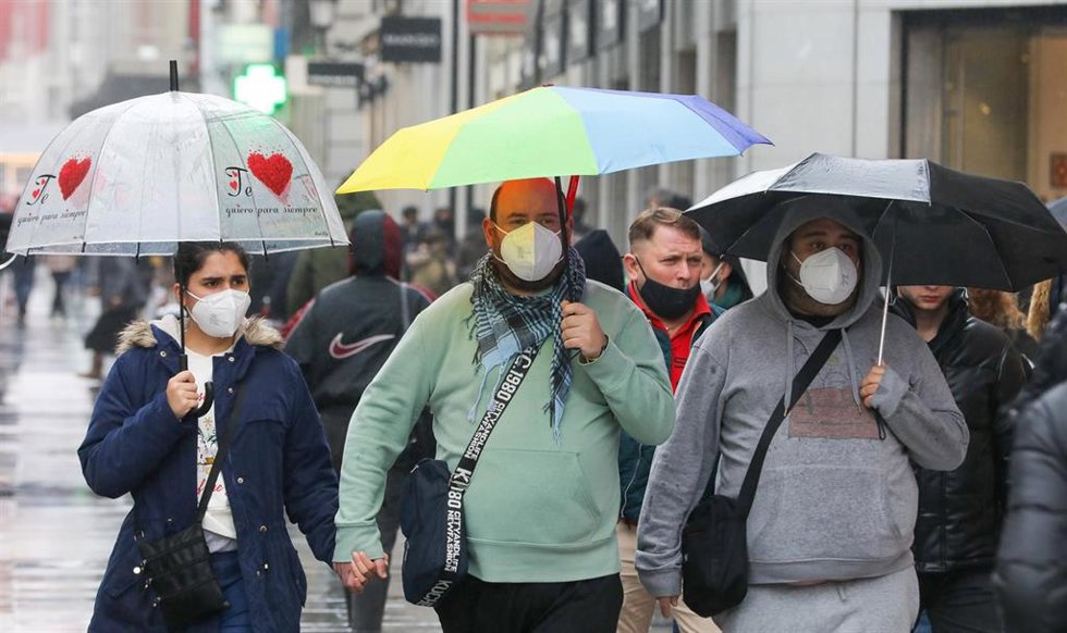 Varias personas con mascarilla, el mismo día que entra en vigor la obligatoriedad de usar mascarilla en exteriores, a 24 de diciembre de 2021, en Madrid, (España). Fue el pasado 26 de junio cuando el Gobierno central decidió poner fin a la obligatorieda