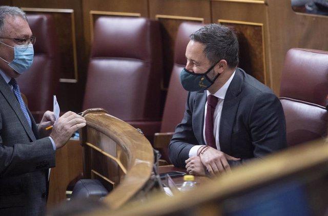 El líder de Vox, Santiago Abascal (d), en una sesión plenaria en el Congreso de los Diputados, a 16 de diciembre de 2021, en Madrid, (España). Durante el pleno se ha abordado el proyecto de Ley Orgánica de ordenación e integración de la Formación Profesio