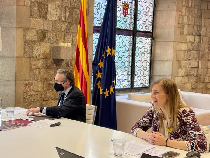 El conseller d'Economia i Hisenda, Jaume Giró, i la consellera d'Acció Exterior i Govern Obert, Victria Alsina, durant la trobada