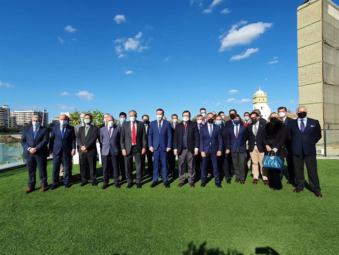 Reunión entre responsables de Cesur y Navantia para analizar oportunidades de crecimiento económico.