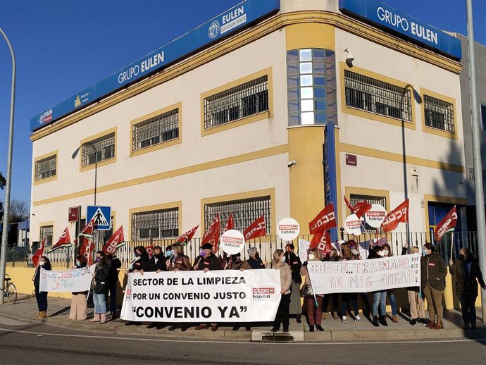 Concentración convocada por CCOO por el convenio de la limpieza.