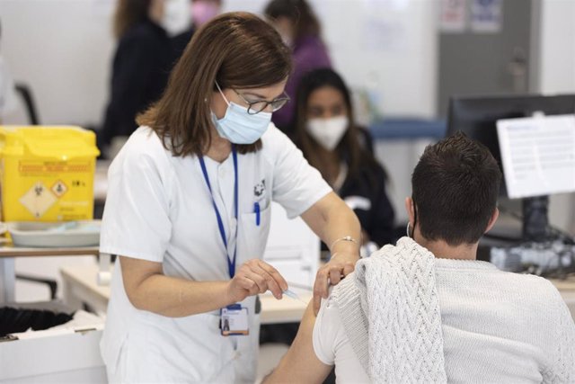 Un hombre recibe la tercera dosis de la vacuna contra el Covid-19, en el Hospital Enfermera Isabel Zendal, a 13 de enero de 2022, en Madrid, (España).