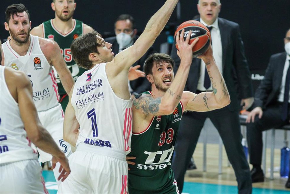 Archivo - Fabien Causeur defendiendo a Achille Polonara en el Real Madrid-Baskonia de la Euroliga 2020-2021
