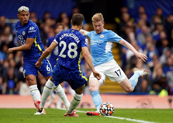 Archivo - El jugador del  Manchester City Kevin De Bruyne golpea el balón ante los defensas del Chelsea Thiago Silva y César Azpilicueta en un partido de la Premier League.