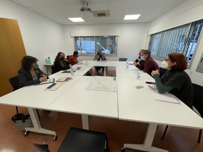 La consellera Verge, en una reunió amb la Fundació Tot Raval, del barri del Raval de Barcelona