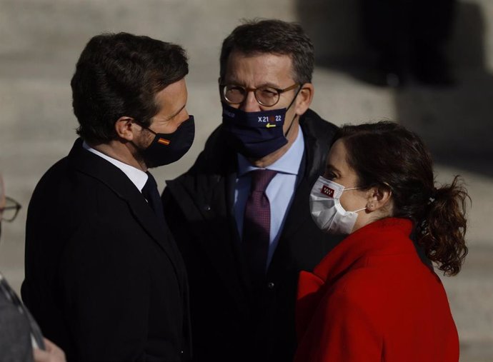 Archivo - (I-D) El presidente del PP, Pablo Casado; el presidente de la Xunta de Galicia, Alberto Núñez Feijoo y la presidenta de la Comunidad de Madrid, Isabel Díaz Ayuso, a su llegada al acto institucional por el Día de la Constitución en el Congreso 